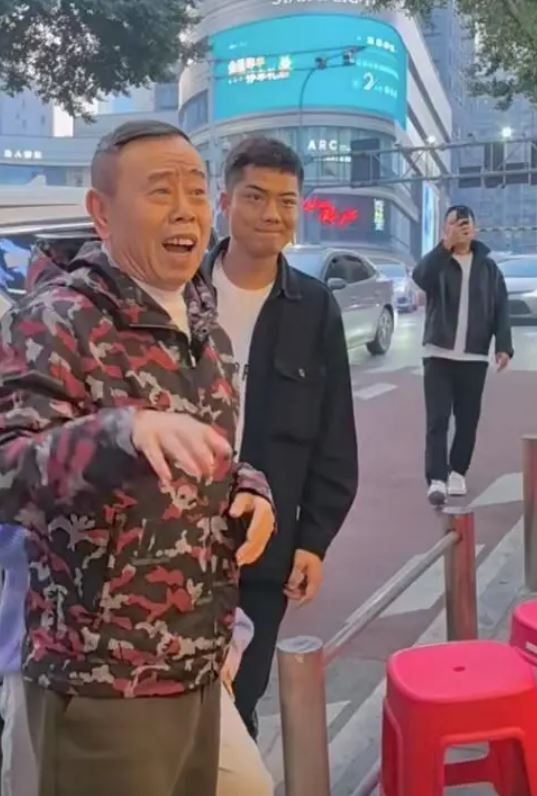 老戲骨潘長江與愛女重慶遊 平價美食嘗出幸福味 網友直呼：太接地氣！