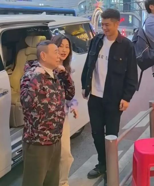 老戲骨潘長江與愛女重慶遊 平價美食嘗出幸福味 網友直呼：太接地氣！