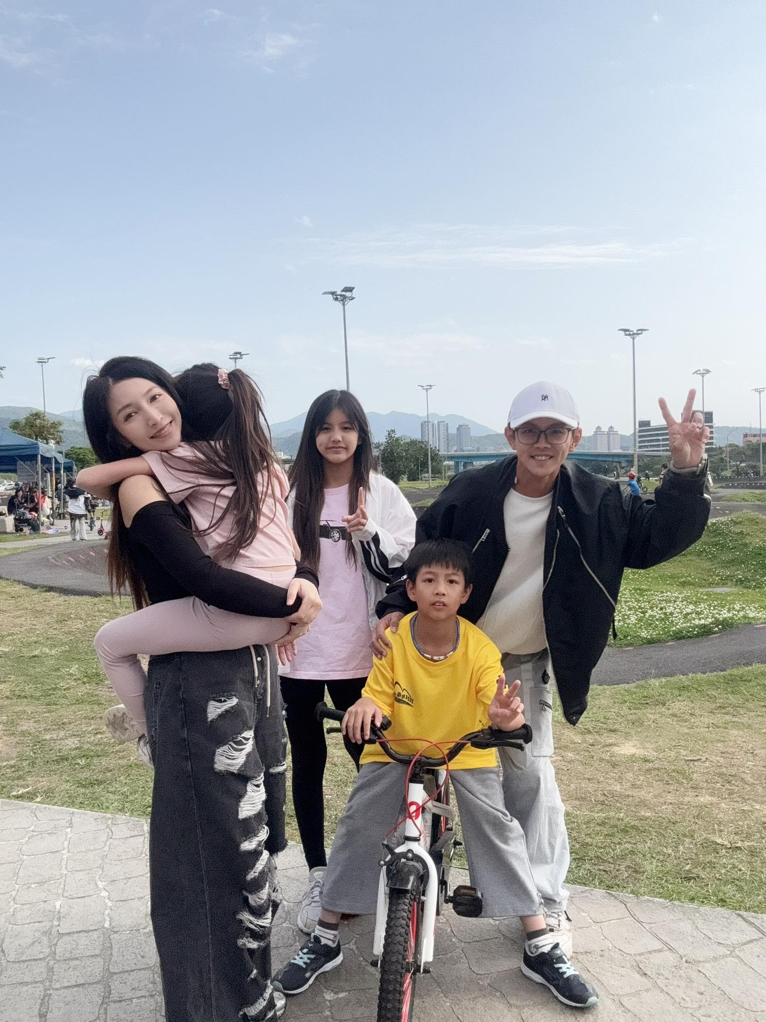 阿翔突PO「醫院自拍憔悴照」嚇壞粉絲！認了「摯愛檢查出腦瘤」：一收工就趕去醫院陪床