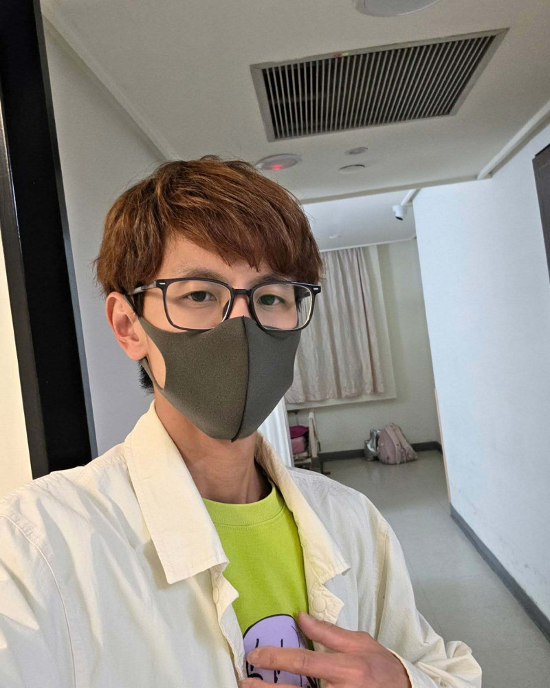 阿翔突PO「醫院自拍憔悴照」嚇壞粉絲！認了「摯愛檢查出腦瘤」：一收工就趕去醫院陪床