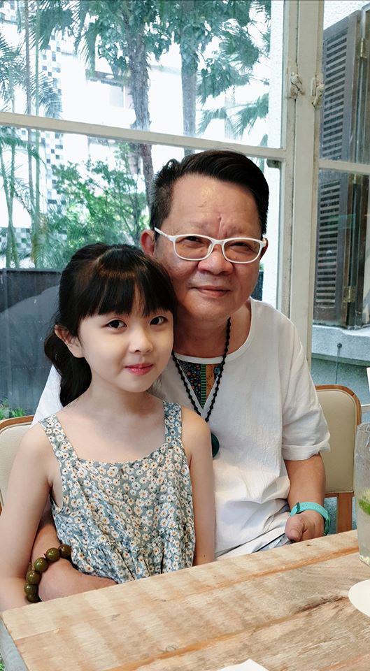 70歲鄭進一罹癌！老來得女「浪子變女兒奴」　做36次放療豁達喊：「活到70歲也夠了！」