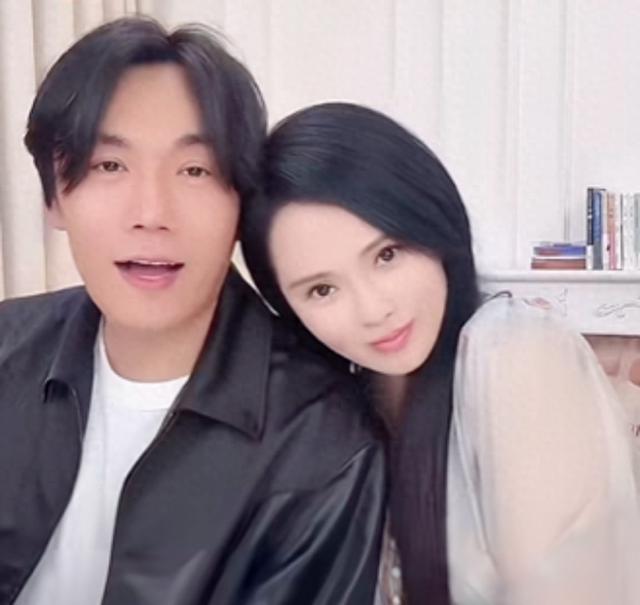 伊能靜秦昊結婚10週年破離婚謠言！全家總動員直播秀恩愛，秦昊「超誠實告白」笑翻全場