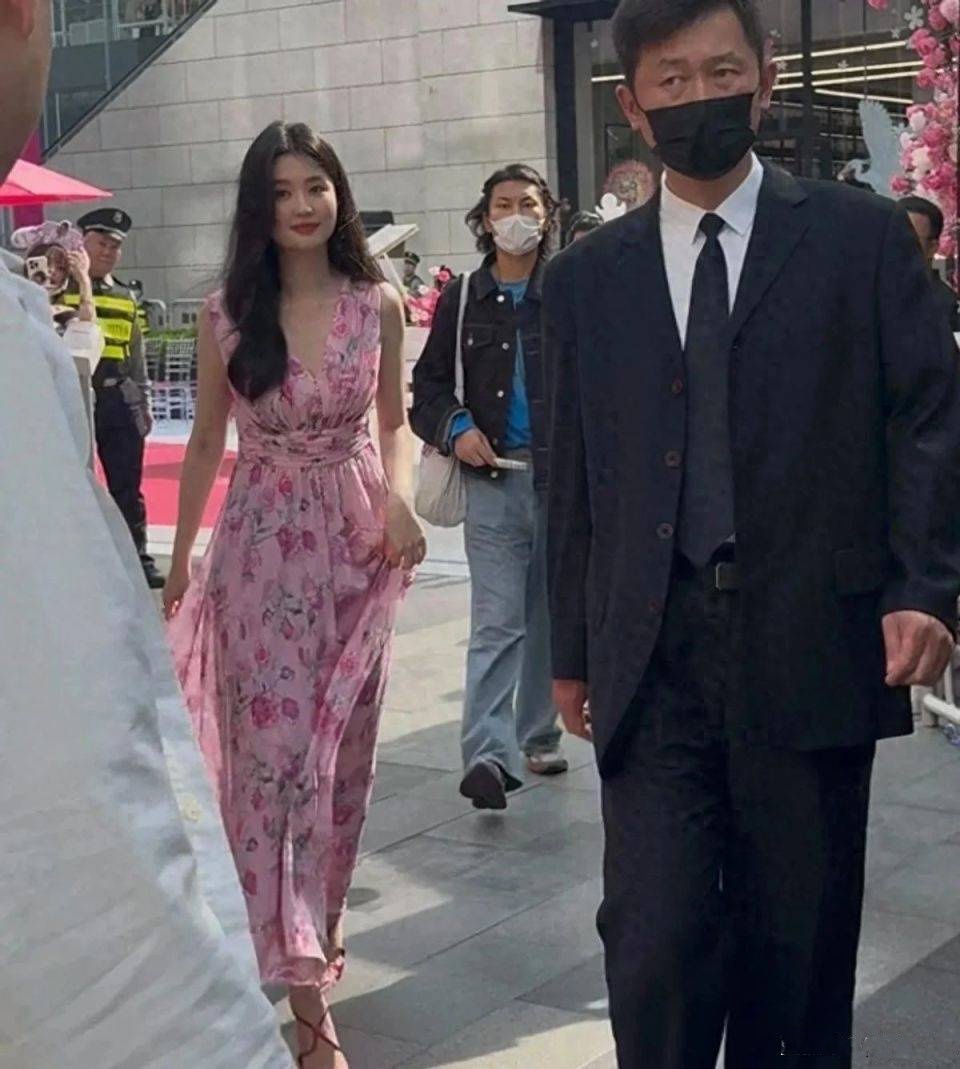 31歲喬欣婚後首亮相！「幸福肥」驚艷全場 網友狂讚：愛情的力量太強大❤️