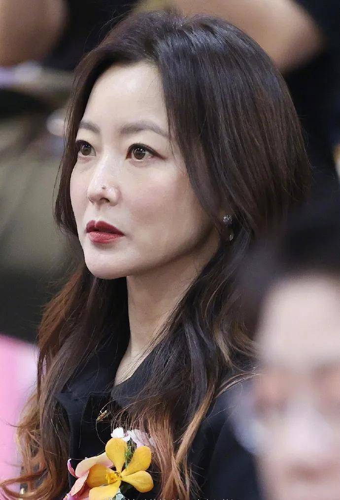 「韓國第一美女」金喜善48歲近照曝光！歲月痕跡難掩絕世風華，網友驚嘆：依舊美得窒息