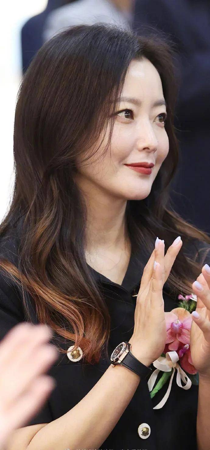 「韓國第一美女」金喜善48歲近照曝光！歲月痕跡難掩絕世風華，網友驚嘆：依舊美得窒息
