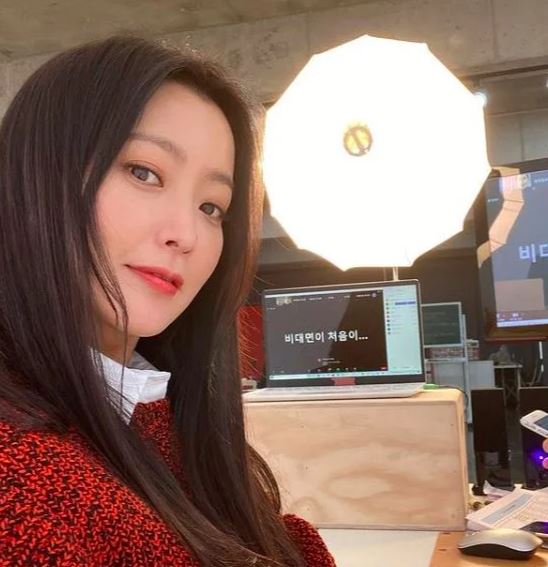 「韓國第一美女」金喜善48歲近照曝光！歲月痕跡難掩絕世風華，網友驚嘆：依舊美得窒息