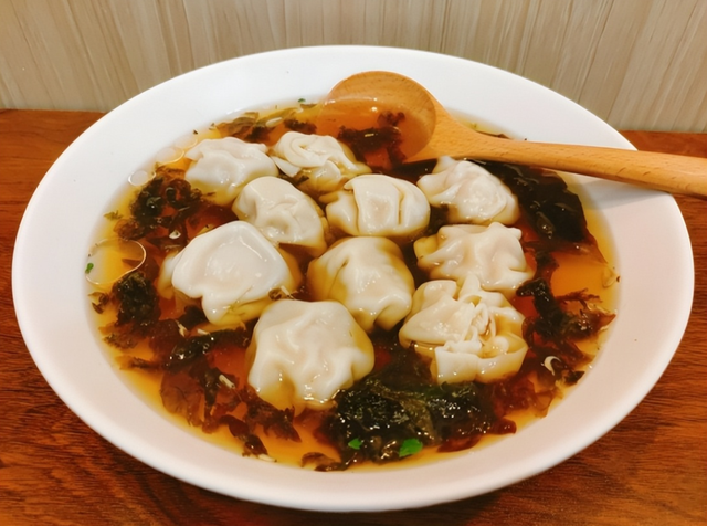 一家愛吃餛飩！5旬男子癌逝「妻兒也接連罹癌」　醫生「揪出真兇」她崩潰痛哭：貪便宜害全家