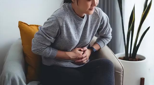 一家愛吃餛飩！5旬男子癌逝「妻兒也接連罹癌」　醫生「揪出真兇」她崩潰痛哭：貪便宜害全家