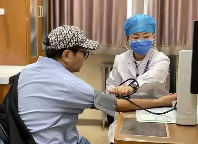 一家愛吃餛飩！5旬男子癌逝「妻兒也接連罹癌」　醫生「揪出真兇」她崩潰痛哭：貪便宜害全家