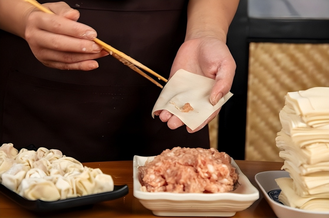 一家愛吃餛飩！5旬男子癌逝「妻兒也接連罹癌」　醫生「揪出真兇」她崩潰痛哭：貪便宜害全家