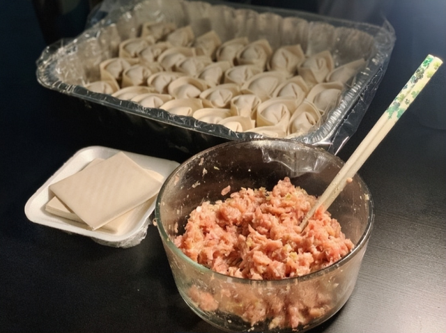 一家愛吃餛飩！5旬男子癌逝「妻兒也接連罹癌」　醫生「揪出真兇」她崩潰痛哭：貪便宜害全家