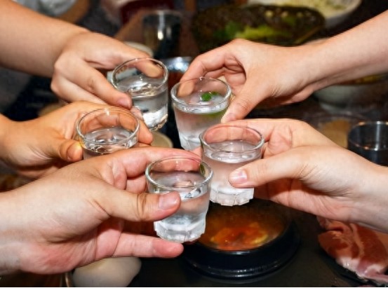 葬禮上的冷清啟示：當酒肉朋友散去，你還剩下什麼？