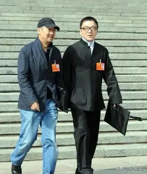星二代風波後十年：房祖名幕後轉型與成龍的老去對比
