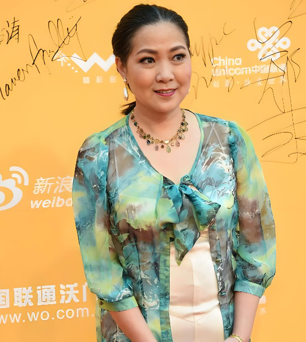 當紅時嫁給外國人！65歲資深女星「每天提100次離婚」尪妙招應對 吵吵鬧鬧39年「如今卻活成真愛模樣」