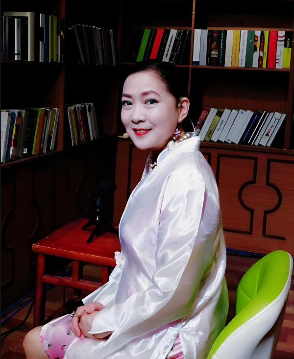 當紅時嫁給外國人！65歲資深女星「每天提100次離婚」尪妙招應對 吵吵鬧鬧39年「如今卻活成真愛模樣」