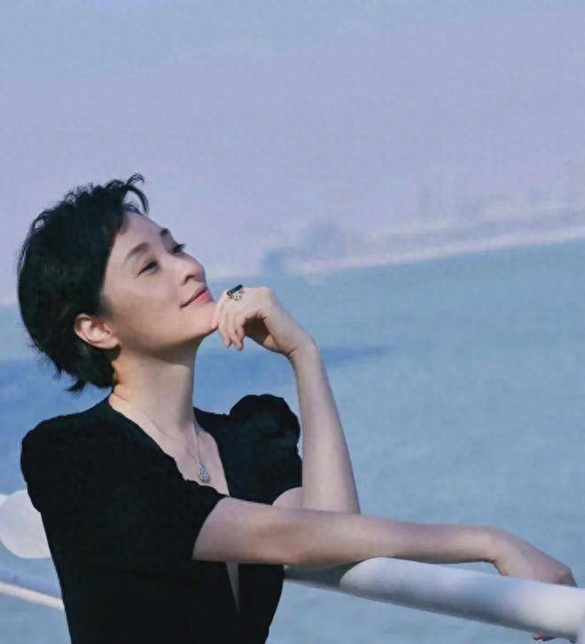 偶遇53歲女星!不婚不育「素顏氣質優雅」 一回眸「越老越美」:太驚艷了