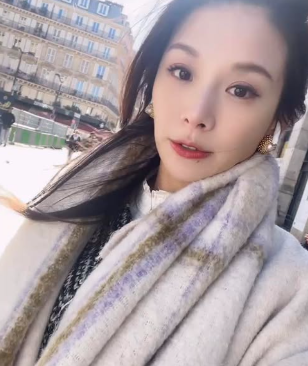 45歲艾莉絲比基尼辣照驚艷全網！凍齡身材秘訣大公開，網友狂讚：根本少女！