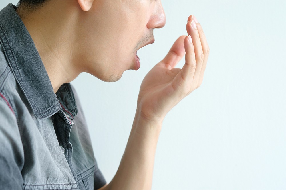 講話散發腐臭味？醫生警告「口臭飄4氣味」要小心：恐是癌症警訊