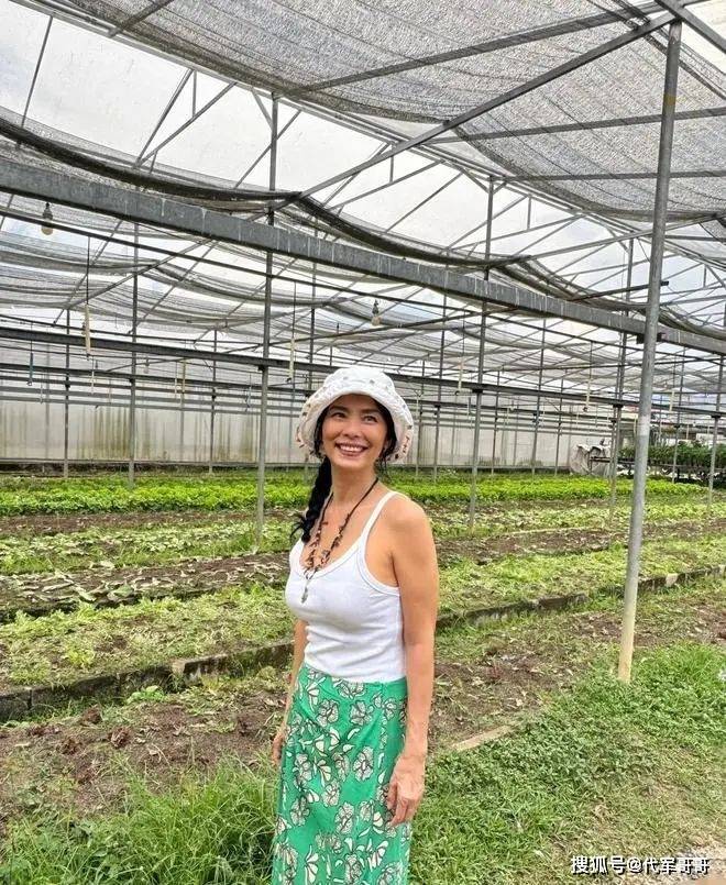61歲韋唯絕美狀態驚艷全網！純白背心配綠碎花裙，燦笑如花季少女