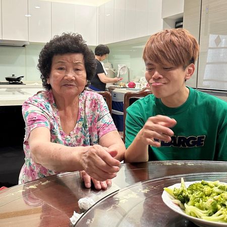 百萬網紅蔡阿嘎摯愛嘎嬤離世　家人深情告白：「來夢裡聊聊天...」