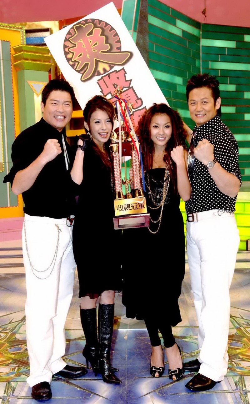 45歲艾莉絲比基尼辣照驚艷全網！凍齡身材秘訣大公開，網友狂讚：根本少女！