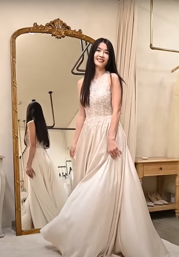 離婚8年傳喜訊！45歲小嫻「突穿婚紗現身」笑容燦爛　認「被問100次感情現況」鬆口回應了