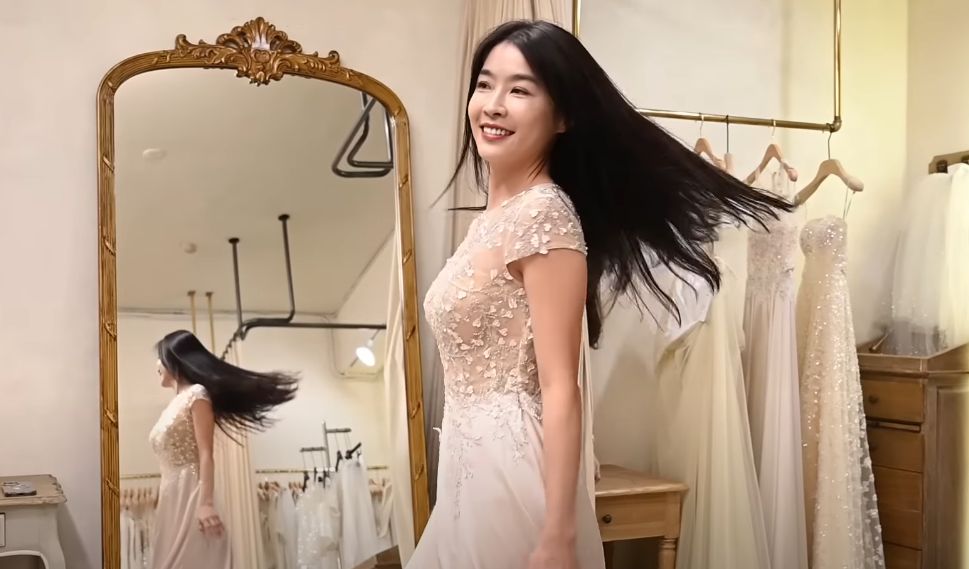 離婚8年傳喜訊！45歲小嫻「突穿婚紗現身」笑容燦爛　認「被問100次感情現況」鬆口回應了