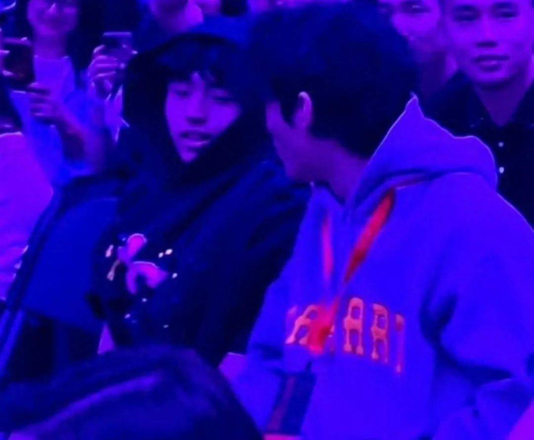謝霆鋒演唱會驚喜不斷！與前妻張柏芝兩帥兒同框，父子情深畫面溫馨動人