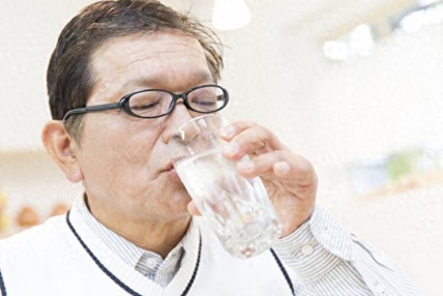晨起空腹喝水健康嗎？專家揭曉真相與正確飲水法