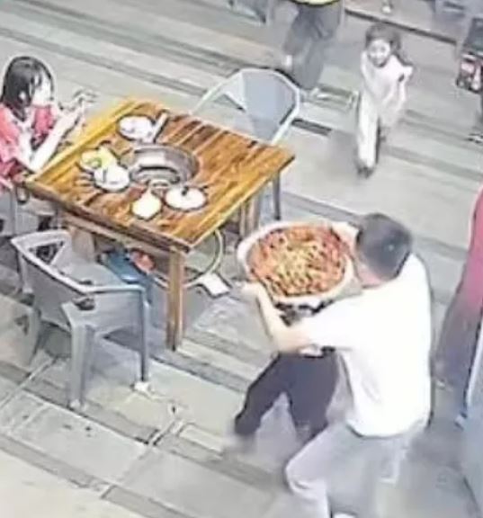 正端著「200度滾燙油鍋」2孩子衝過來！火鍋店老闆「下意識1動作」全網驚呼：太偉大了