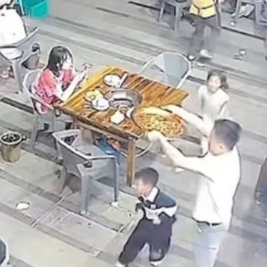 正端著「200度滾燙油鍋」2孩子衝過來！火鍋店老闆「下意識1動作」全網驚呼：太偉大了