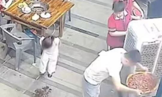 正端著「200度滾燙油鍋」2孩子衝過來！火鍋店老闆「下意識1動作」全網驚呼：太偉大了