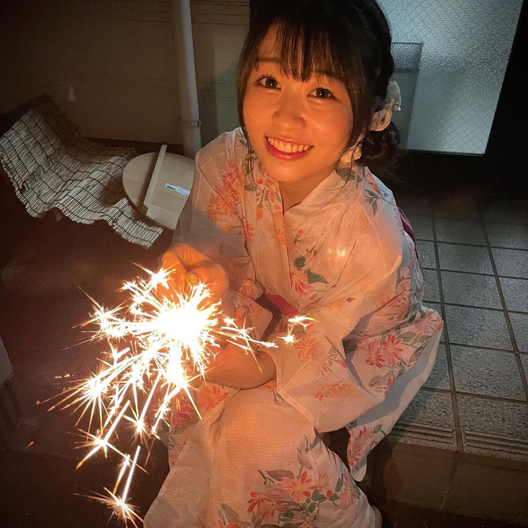 跨越27歲年齡差距！23歲女星與鐵粉大叔的愛情故事，5年後迎來新生命