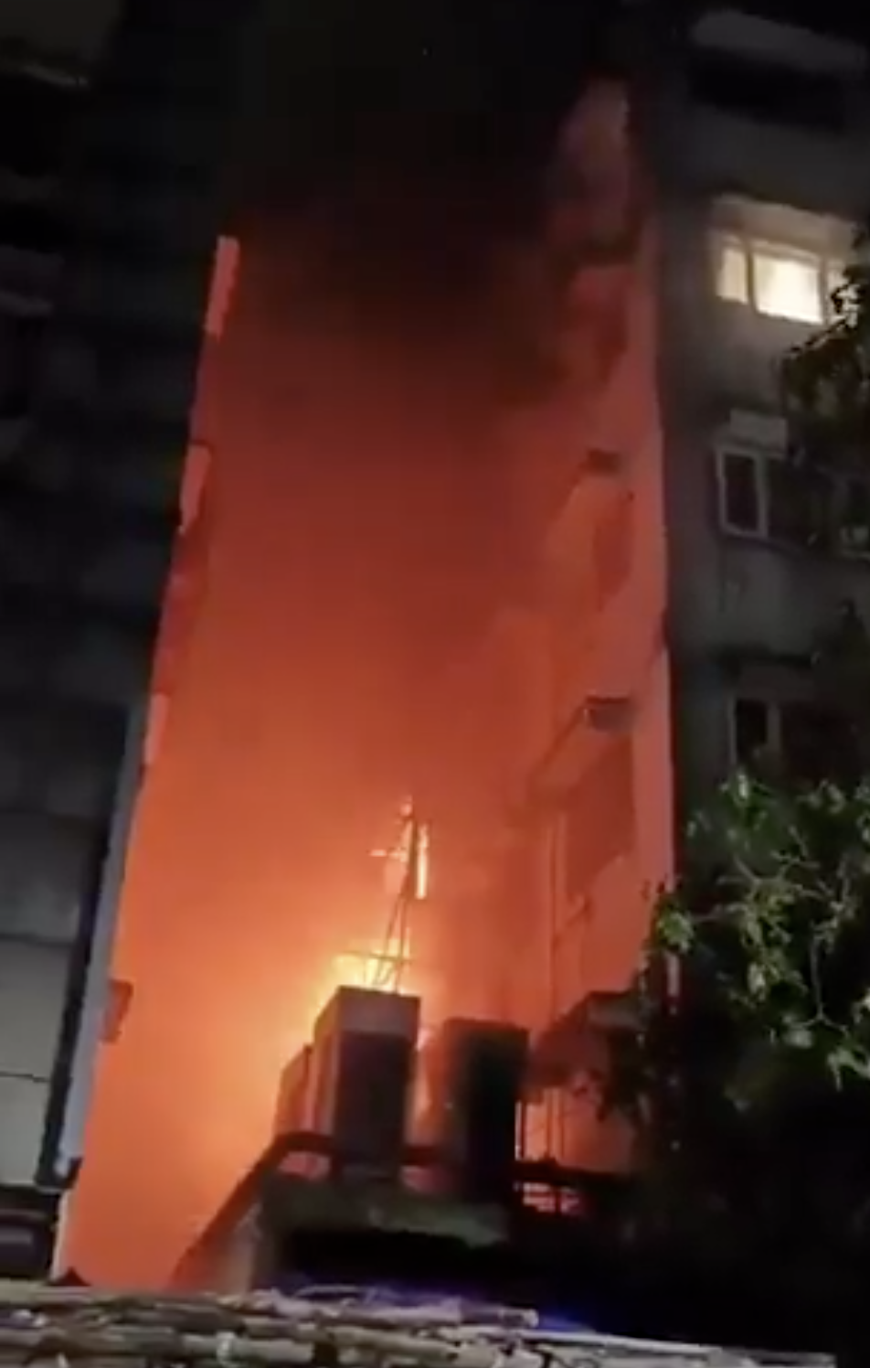 印度加爾各答平價旅館大火！14死13傷驚悚畫面曝光　房客冒險跳樓逃生