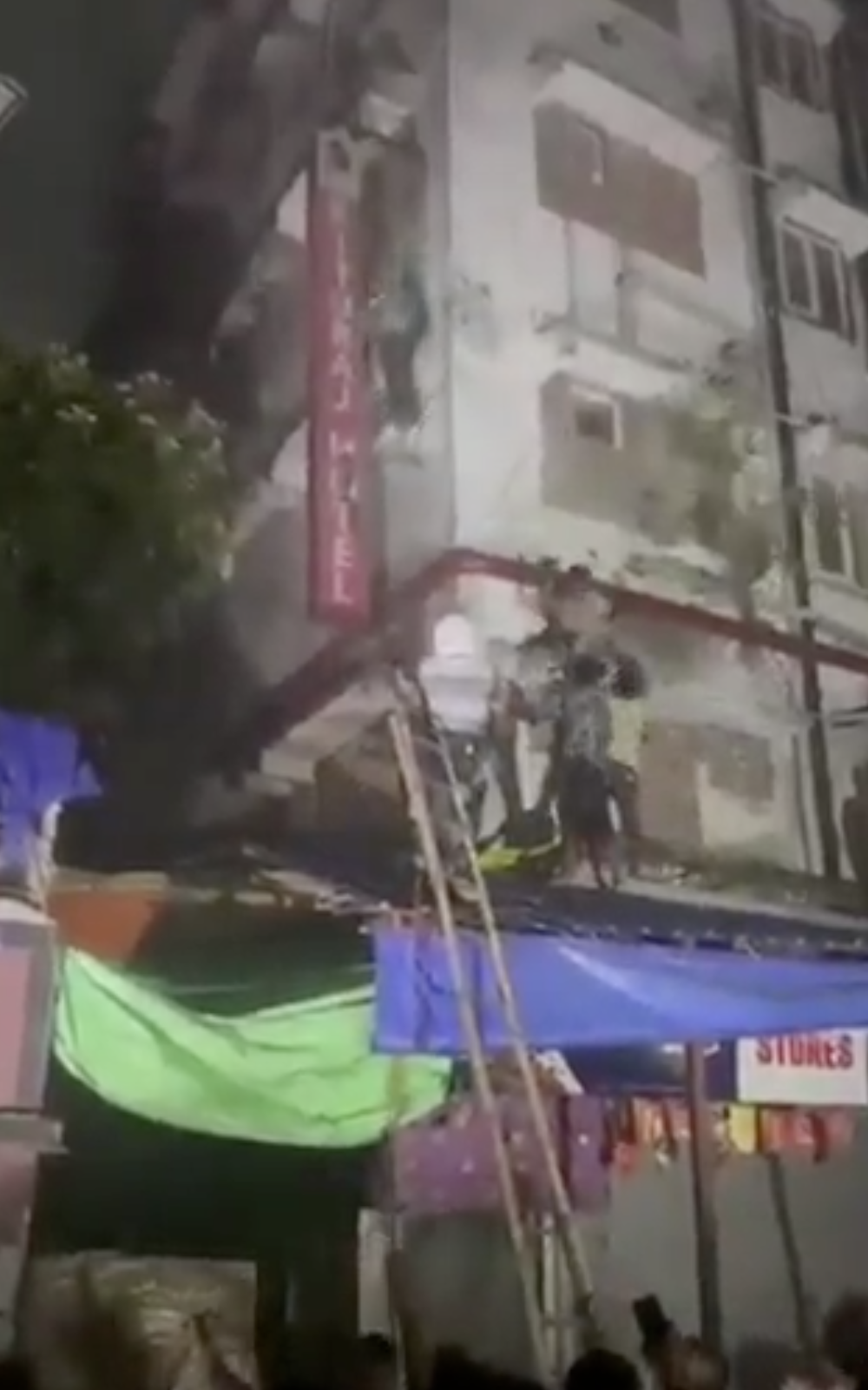 印度加爾各答平價旅館大火！14死13傷驚悚畫面曝光　房客冒險跳樓逃生