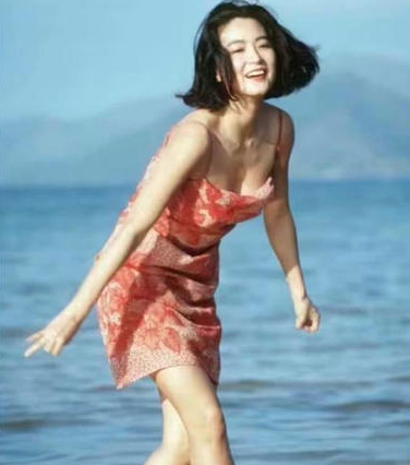 時尚先鋒！林青霞45年前同框秦漢「掛脖比基尼」辣照曝光，網友驚嘆：超前衛穿搭至今無違和❤️