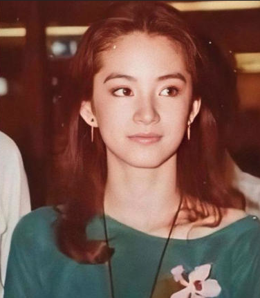 女神好前衛！林青霞「45年前同框秦漢」大尺度辣照曝光　單穿「掛脖比基尼」網看傻：放現代無違和❤️