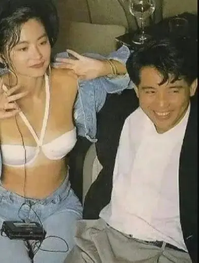 時尚先鋒！林青霞45年前同框秦漢「掛脖比基尼」辣照曝光，網友驚嘆：超前衛穿搭至今無違和❤️
