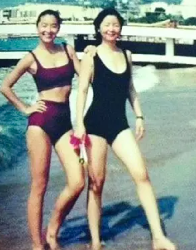 女神好前衛！林青霞「45年前同框秦漢」大尺度辣照曝光　單穿「掛脖比基尼」網看傻：放現代無違和❤️