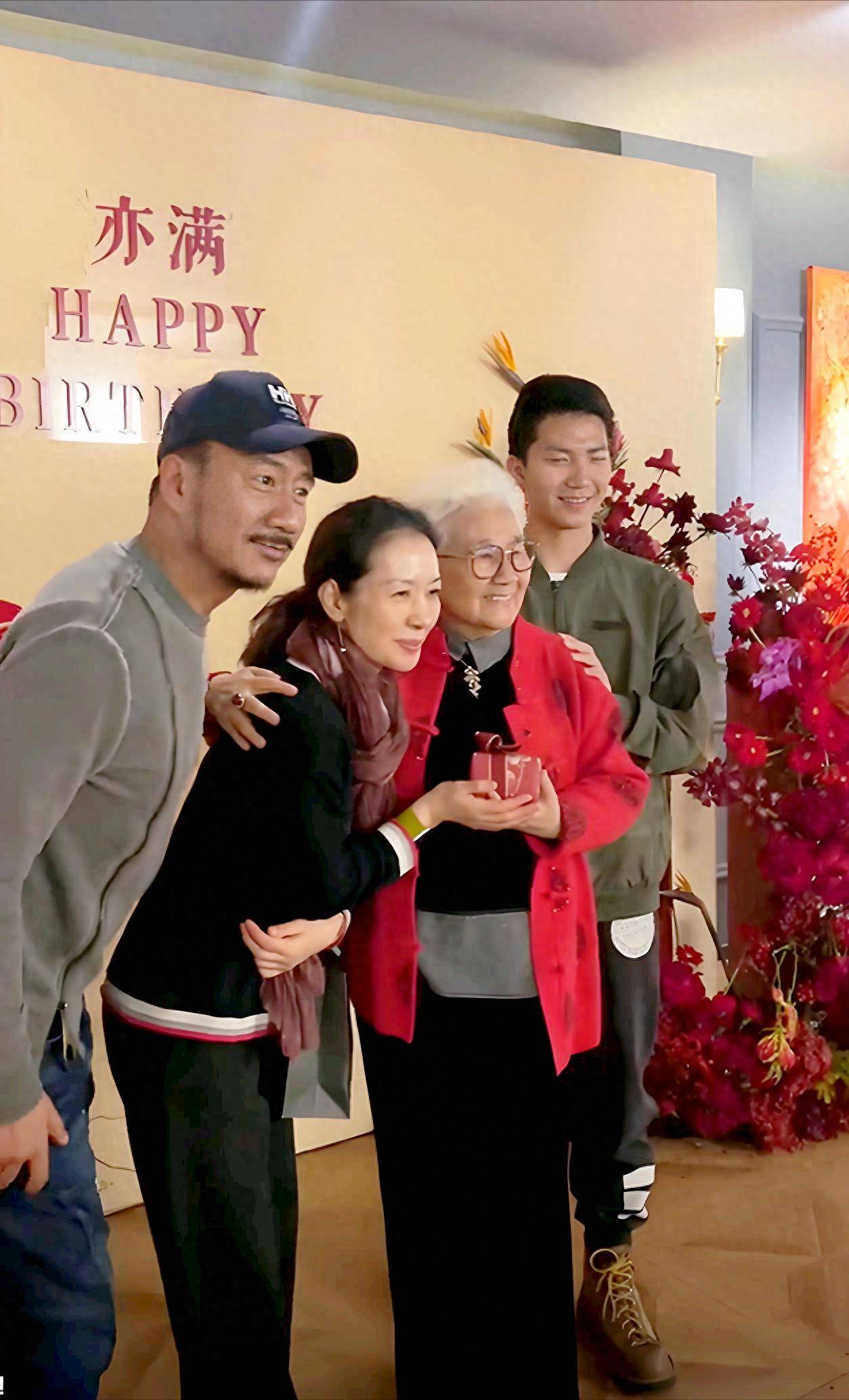 57歲胡軍家族團聚慶祝母親85歲大壽 溫馨畫面曝光：天天喊媽是最大幸福
