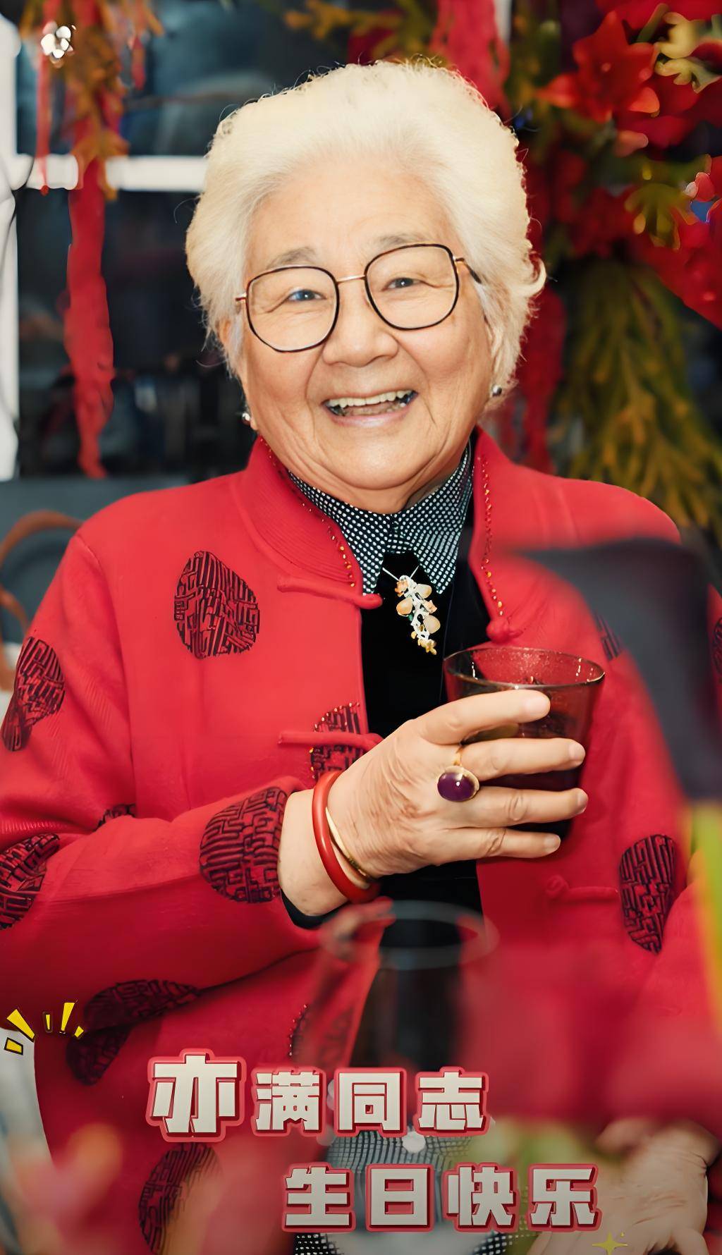 57歲胡軍家族團聚慶祝母親85歲大壽 溫馨畫面曝光：天天喊媽是最大幸福