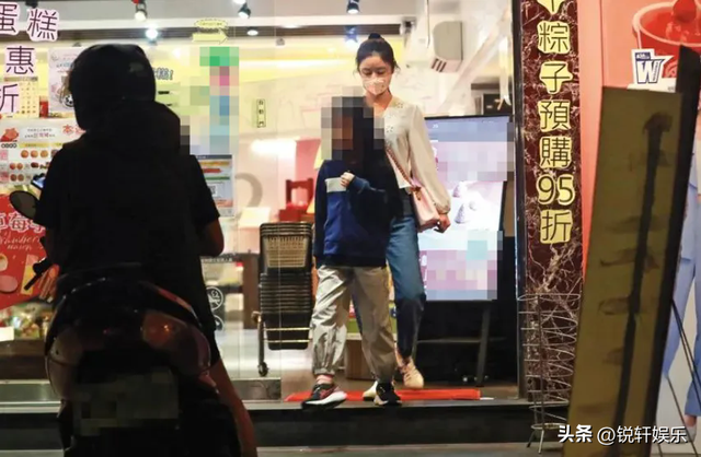 專心帶娃少露面！49歲戲劇女神「亮相卻發福腫一圈」　遭酸粉絲護航「增肥也很漂亮」本人發聲了