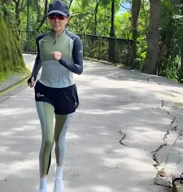 影帝梁朝偉「零偽裝」慢跑被偶遇！自然老去態度獲讚：活出真實自我