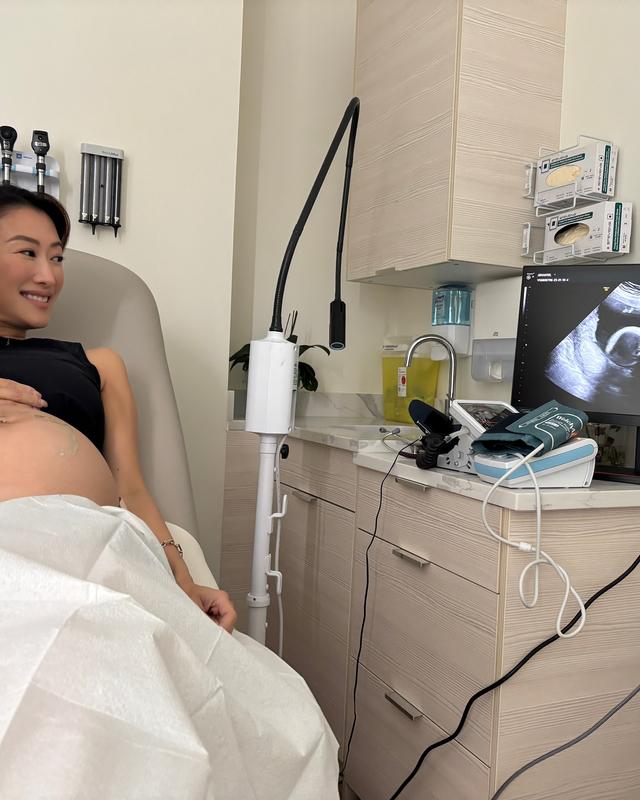 謝霆鋒妹妹謝婷婷42歲再當媽！外籍男友陪產檢超甜蜜 女兒貼心舉動網讚爆