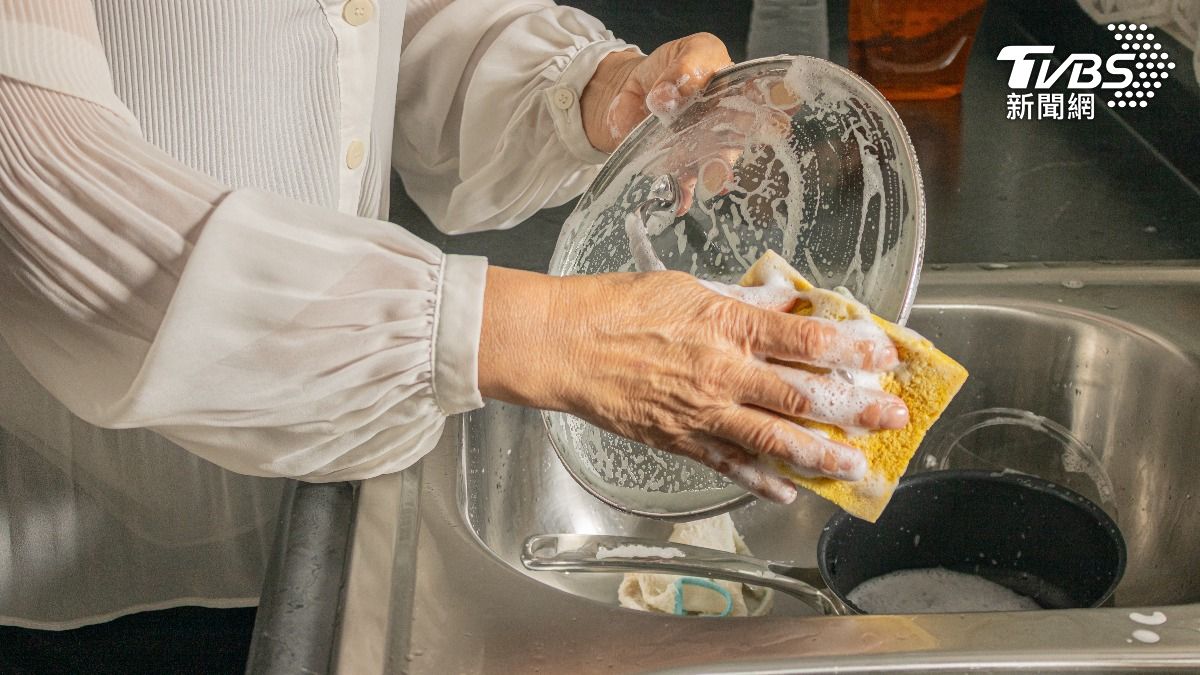 人妻崩潰！岳母洗碗「遭女婿肚頂後背」　她淚告「子宮、膀胱下垂」下場曝光