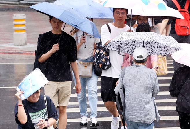 國家警報狂響／瞬間變天「大雷雨轟4縣市」　警告「慎防土石流」趨緩時間曝光