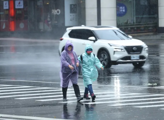 國家警報狂響／瞬間變天「大雷雨轟4縣市」　警告「慎防土石流」趨緩時間曝光