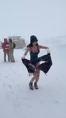 美魔女旅遊又出事！台灣58歲火辣女星「零下6度堅持穿比基尼」　下秒「瞬間失溫瀕死僵硬」慘況曝光