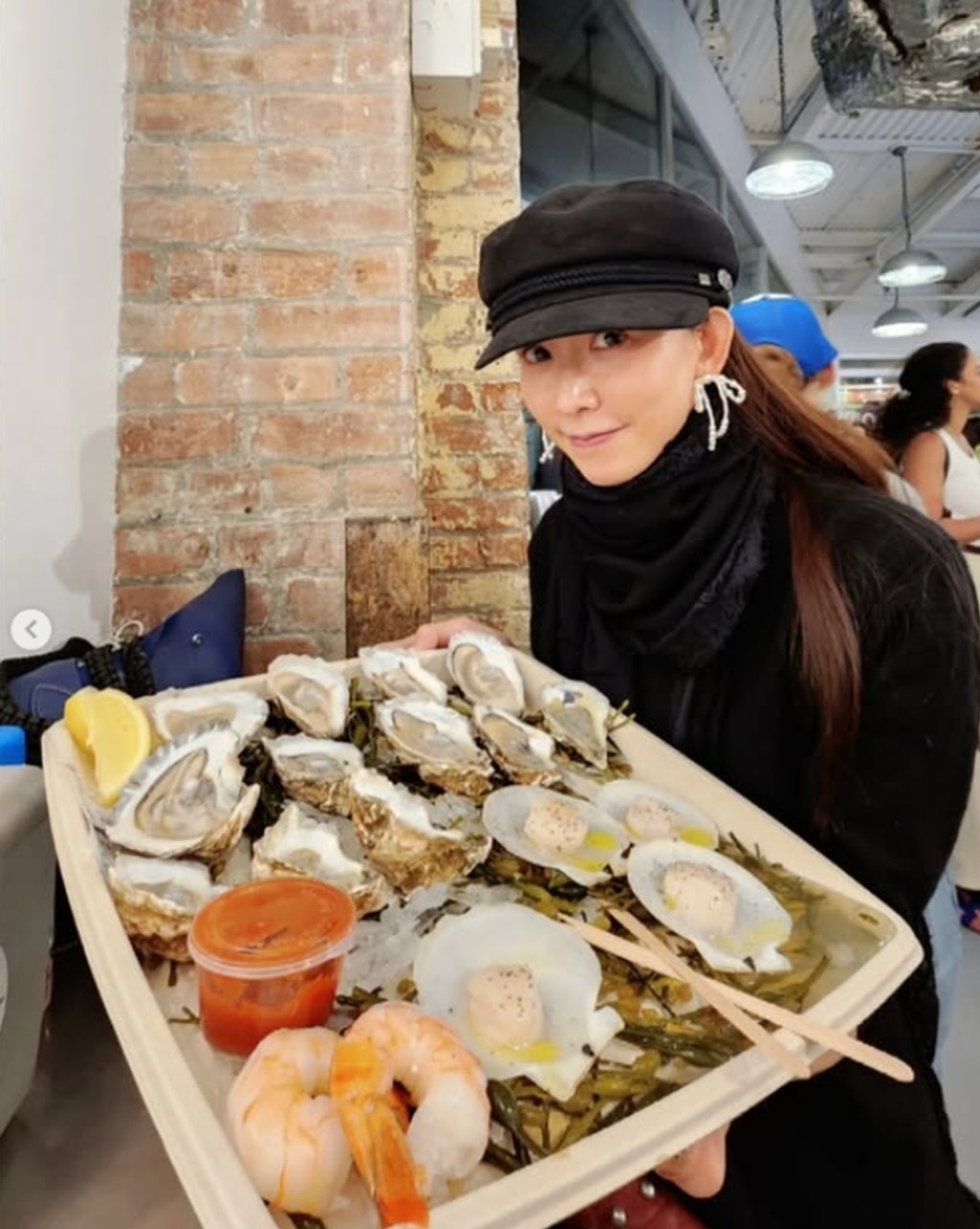 林志玲紐約時尚之旅 素顏逛Chelsea Market享海鮮大餐 粉絲驚嘆：星味十足凍齡女神