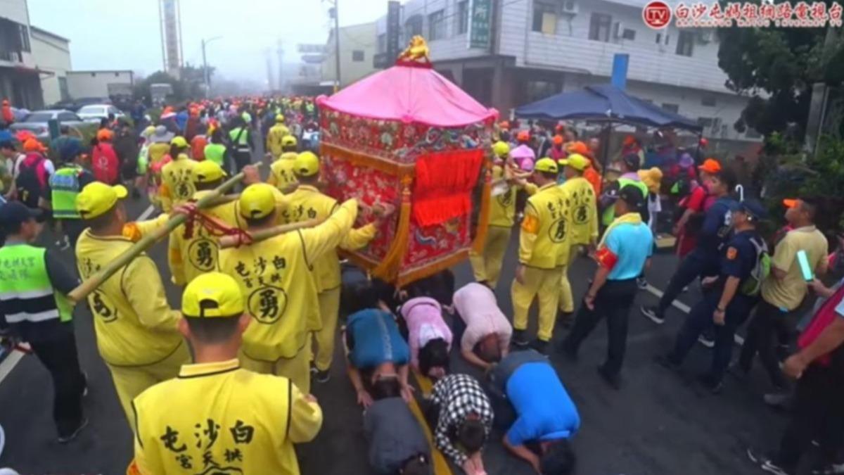 驚喜現身白沙屯！謝忻與信眾齊心祈求 媽祖鑾轎360度大迴轉顯神蹟